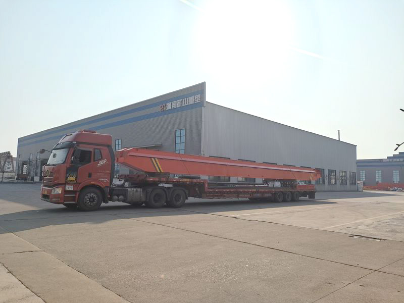 兩臺10噸跨度22.5米的電動單梁起重機，發往湖北黃岡